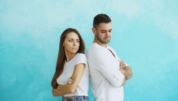 8 ερωτήσεις που πρέπει να κάνεις στον/στη σύντροφό σου αν φοβάσαι ότι δε σε αγαπάει