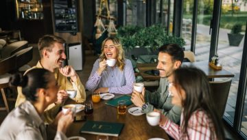 Friendfluence: Όταν οι φίλοι σου επηρεάζουν το ποιον θα ερωτευτείς – Γιατί η γνώμη της παρέας μετράει περισσότερο από ποτ