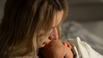 Γιατί κανείς δεν μιλάει για την περίοδο μετά τον τοκετό που αλλάζει τα πάντα