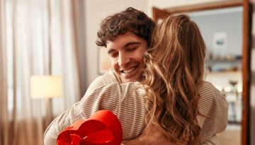 Love bombing: Όταν κάποιος σε ανεβάζει ψηλά για να σε αφήσει να πέσεις