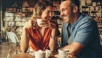 Πώς αλλάζει το dating μετά τα 40 (και γιατί είναι καλύτερο!)