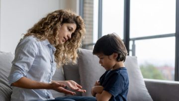 Το παιδί σε χτυπά; Οι φράσεις που βοηθούν πραγματικά να ηρεμήσει
