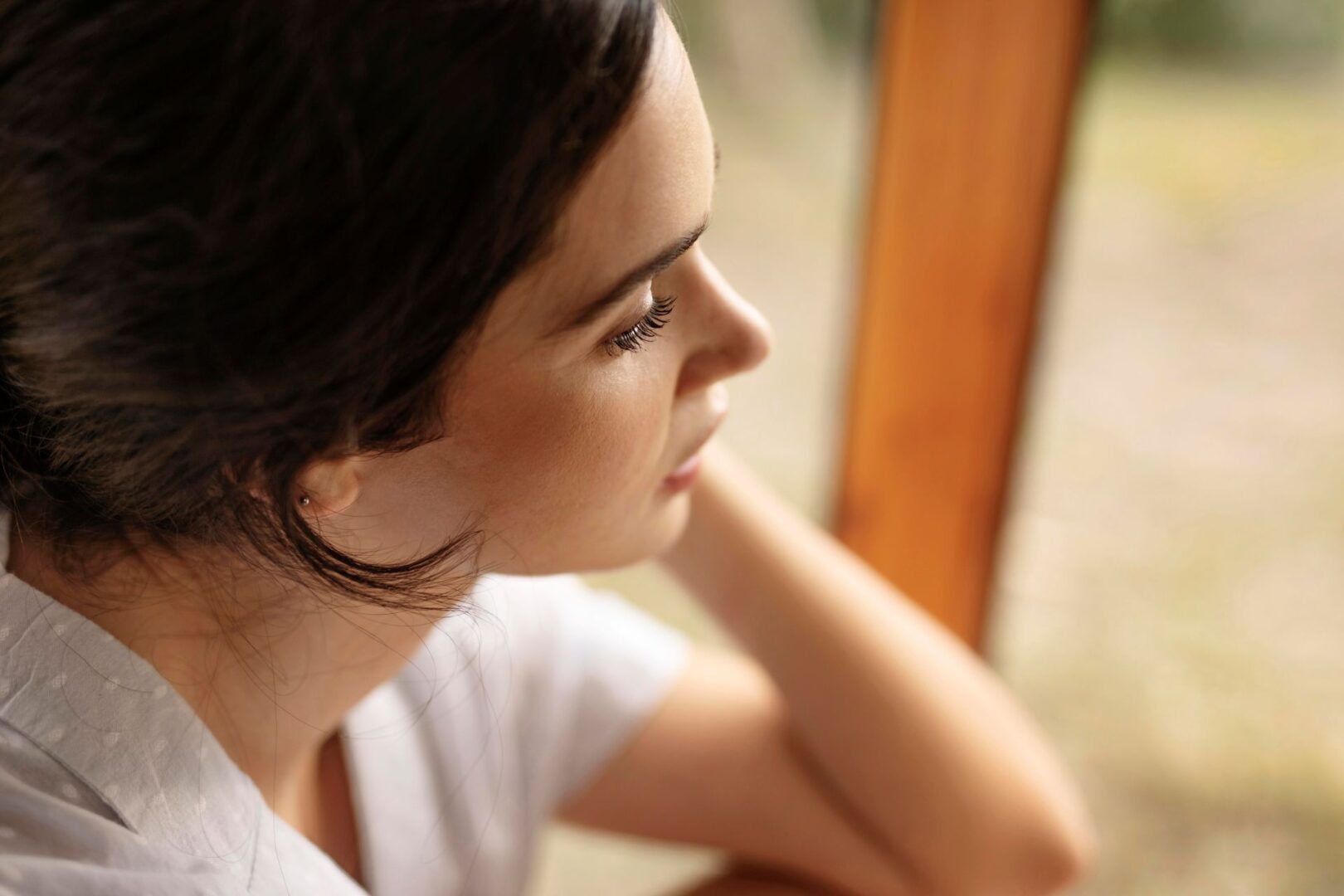 close-up-woman-with-blurry-background